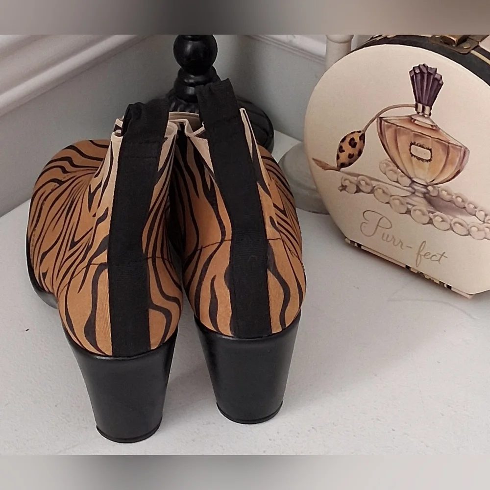 CHARLESTON SHOE CO. Tan & Black Telfair Tiger Ankle Boots Sz 6 Pre-Owned - Picture 7 of 13